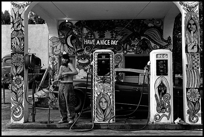 Dennis-Stock_Road-People-Hippie-Gas-Station-USA-1971..jpg